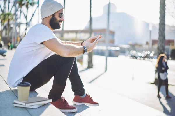 Hombre Adicto Con Mensaje Texto Lectura Cigarrillos Recibido Tecnología Celular — Foto de Stock