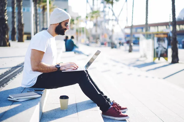 Turco Freelancer Masculino Escribir Texto Del Programa Para Desarrollo Código —  Fotos de Stock