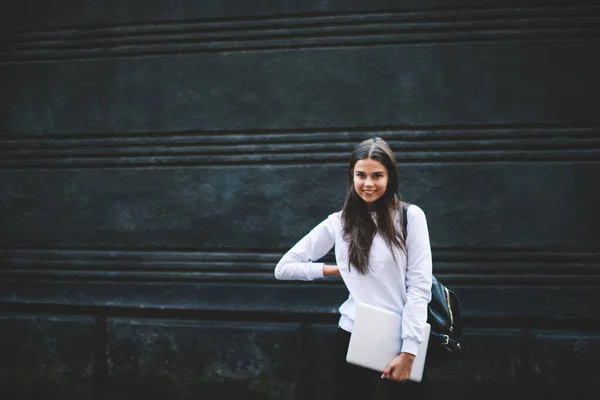 Молодая Счастливая Студентка Повседневной Одежде Ноутбуком Кожаным Рюкзаком Держась Талию — стоковое фото