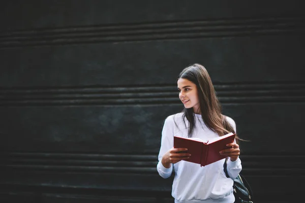 Positieve Jonge Vrouw Draagt Witte Trui Leren Tas Glimlachend Terwijl — Stockfoto