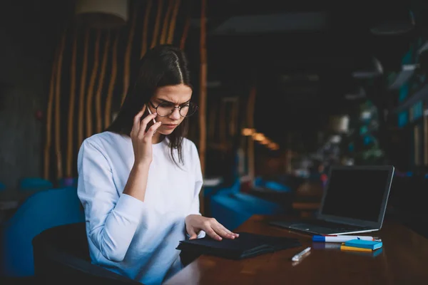 Freelancer Femenina Enfocada Atuendo Casual Sentada Mesa Con Portátil Moderno —  Fotos de Stock