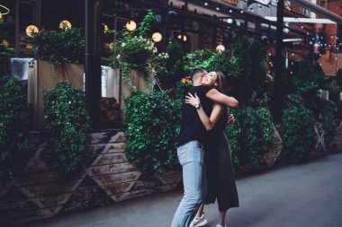 Şehirli randevularında şık giyinen, şık giyinen, birbirine sarılan, olumlu sıcak duygular ve flörtöz ilişki sırasında samimi erkek ve kadın kucaklaşması olan mutlu, duygusal çift.