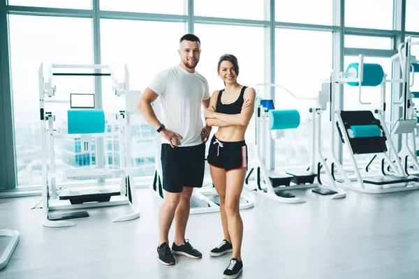 Joven Atleta Masculino Sonriente Con Las Manos Las Caderas Cerca — Foto de Stock