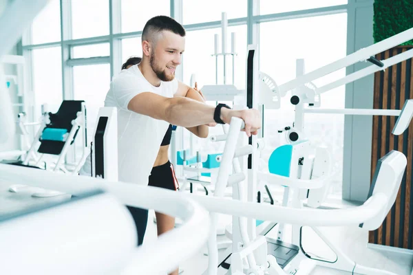 Smiling Bearded Sportsman Exercising Personal Instructor Modern Fitness Equipment Monitor — Foto Stock
