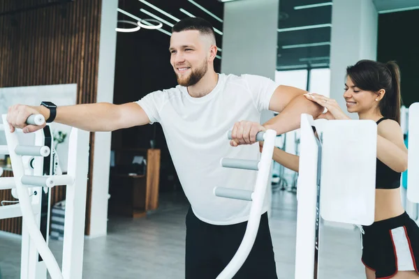 Deportista Positiva Ropa Deportiva Brazos Apoyo Deportista Barbudo Haciendo Ejercicio — Foto de Stock