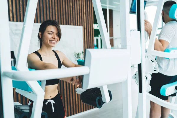 Mujer Deportiva Sonriente Con Sonrisa Dentada Presionando Pantalla Táctil Mientras — Foto de Stock