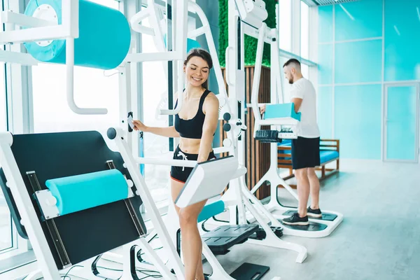 Content Female Sportswear Standing Electronic Gym Equipment Display While Training — стоковое фото