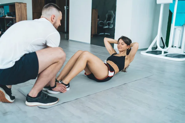 Fit Actieve Sportvrouw Met Gesloten Ogen Doen Buikspieren Vloer Met — Stockfoto