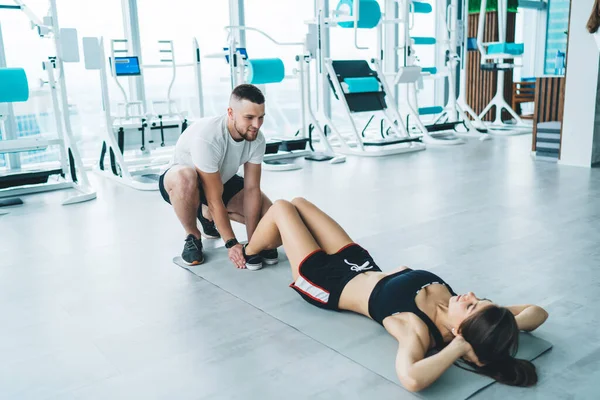 Feliz Pareja Deportiva Forma Activa Haciendo Ejercicios Abdominales Suelo Cubierto — Foto de Stock