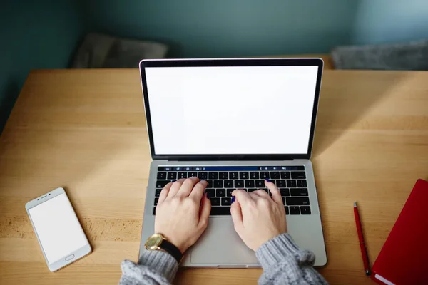 Cima Mulher Anônima Digitando Laptop Moderno Com Tela Vazia Mesa — Fotografia de Stock