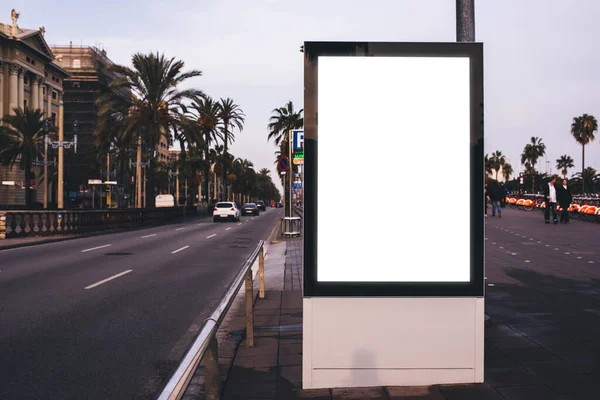Layar Kosong Billboard Ditempatkan Aspal Dekat Jalan Panjang Dengan Mobil — Stok Foto