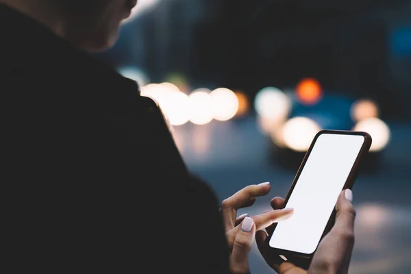 Baksidan Gröda Ansiktslös Kvinna Bär Svart Jacka Med Hjälp Mobiltelefon — Stockfoto