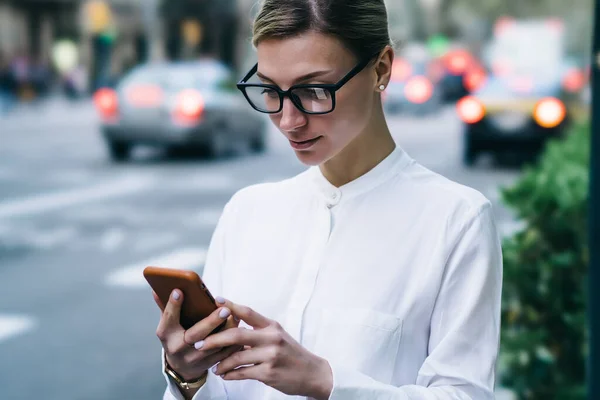 Recortar Bastante Joven Hembra Traje Casual Inteligente Gafas Mirando Pantalla — Foto de Stock