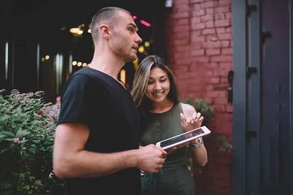 Youthful Couple Love Blogging City Street Discussing Network Publication Enjoying — Stock Photo, Image