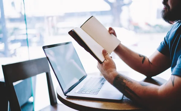 Side View Crop Bearded Male Freelancer Sitting Table Laptop Reading — Foto de Stock