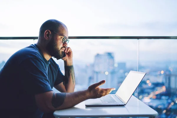 Side View Concentrated Male Employee Sitting Table Looking Laptop Screen — стоковое фото