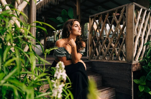 Mujer Soñadora Traje Moda Sentada Sola Las Escaleras Calle Terraza — Foto de Stock