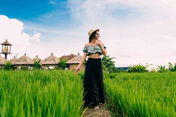 Trendy Hispanic Female Tourist Strolling Footpath Lush Green Field Exotic — Fotografia de Stock