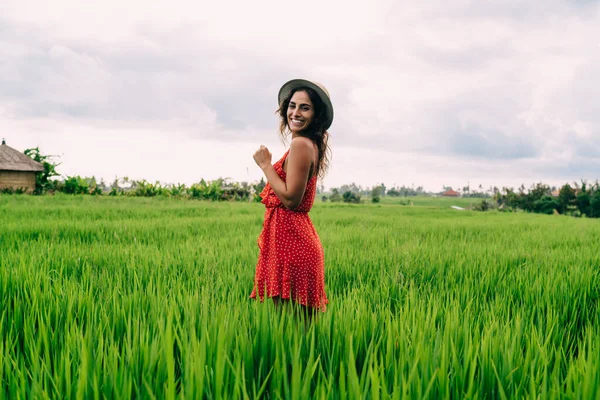 Cheerful Young Ethnic Female Tourist Light Dress Hat Looking Camera — Fotografia de Stock