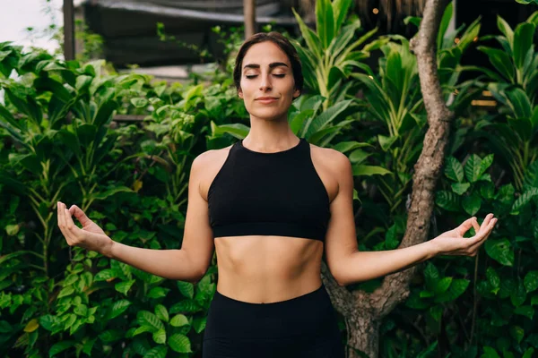 Spor Kıyafetlerinde Zayıf Bir Kadın Sabah Hatha Yogası Sırasında Huzuru — Stok fotoğraf