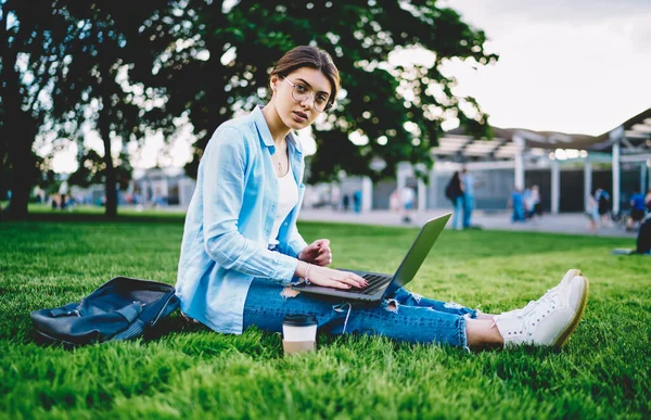 Portrait Young Female Student Eyewear Resting Grass Using Laptop Computer — Fotografia de Stock