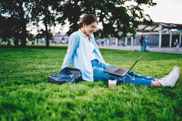 Happy Caucaisan Digitale Nomade Bril Kijken Positieve Film Video Tijdens — Stockfoto