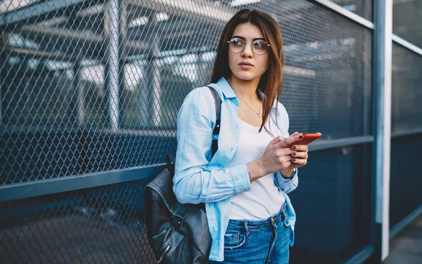 Contemplatieve Blanke Vrouwelijke Student Met Koffie Gaan Smartphone Gadget Doordachte — Stockfoto