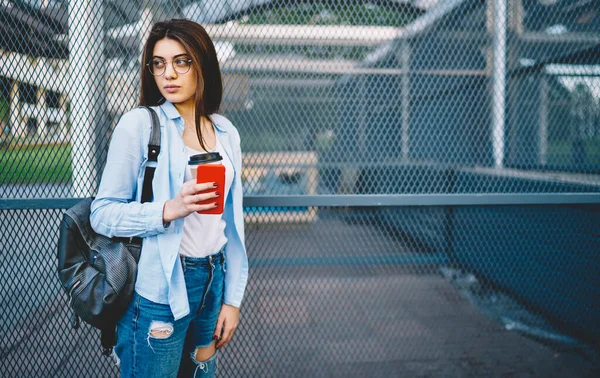 Contemplatieve Blanke Vrouwelijke Student Met Koffie Gaan Smartphone Gadget Doordachte — Stockfoto