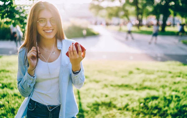 Backlit Portrait Cheerful Hipster Girl Glasses Smiling Camera Leisure Enjoying — Foto Stock