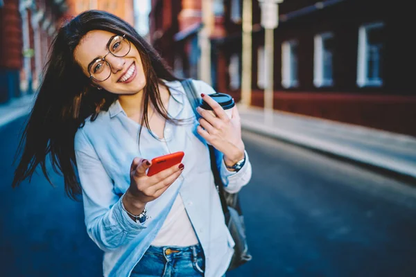 Емоційна Жінка Сміється Відкритому Повітрі Використовуючи Мобільний Телефон Міському Середовищі — стокове фото