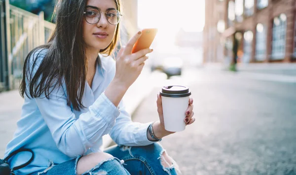 Gözlüklü Çekici Hippi Kızın Yarım Boy Portresi Akıllı Telefon Kahve — Stok fotoğraf