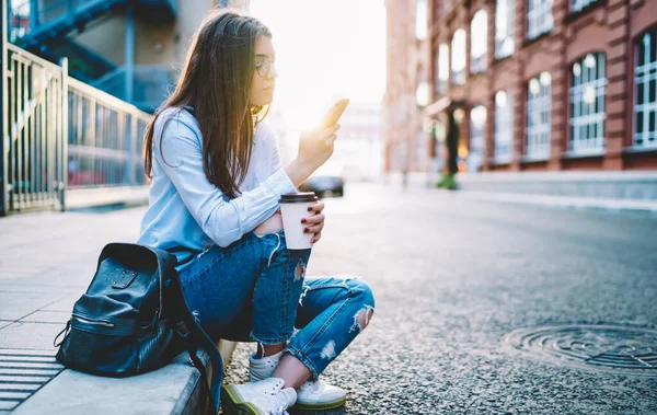 Blanke Vrouw Casual Kleding Met Behulp Van Mobiele Telefoon Voor — Stockfoto