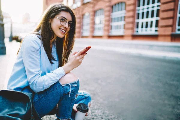 Cheerful Caucasian Woman Spectacles Holding Cellphone Gadget Smiling Urban Setting — Zdjęcie stockowe