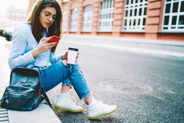 Gözlüklü Genç Kadın Blogcu Akıllı Telefonla Postaları Kontrol Ediyor Mesajlar — Stok fotoğraf