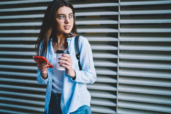 Reflexionante Mujer Caucásica Sosteniendo Teléfono Inteligente Taza Café Manos Conectadas — Foto de Stock