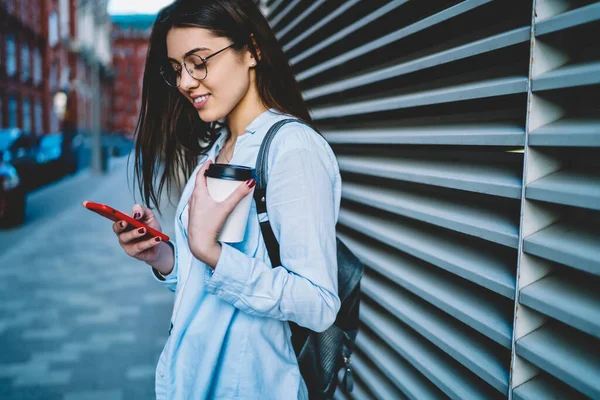 Happy Caucasian Millennial Vrouw Met Behulp Van Mobiele Telefoon Voor — Stockfoto