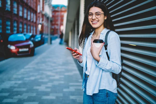 Retrato Media Longitud Mujer Alegre Con Café Para Sosteniendo Teléfono —  Fotos de Stock