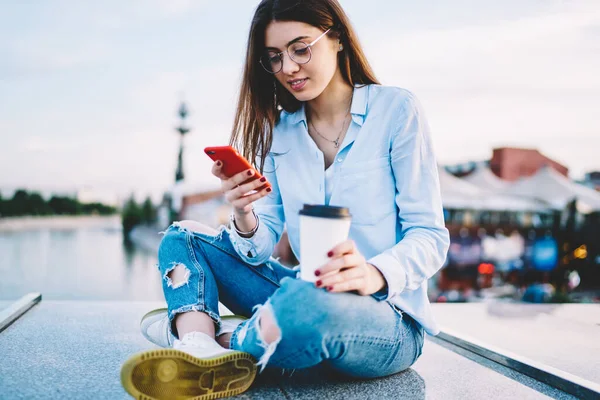 Beautiful Hipster Girl Eyeglasses Holding Coffee Using Banking Application Installed — Foto Stock