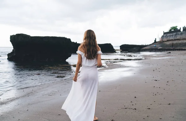 Back View Unrecognizable Barefoot Female White Summer Dress Walking Wet — Fotografia de Stock