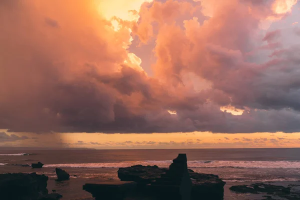 Gün Batımında Bulutlu Gökyüzünün Altında Sakin Denizin Yanında Karanlık Kumsalda — Stok fotoğraf