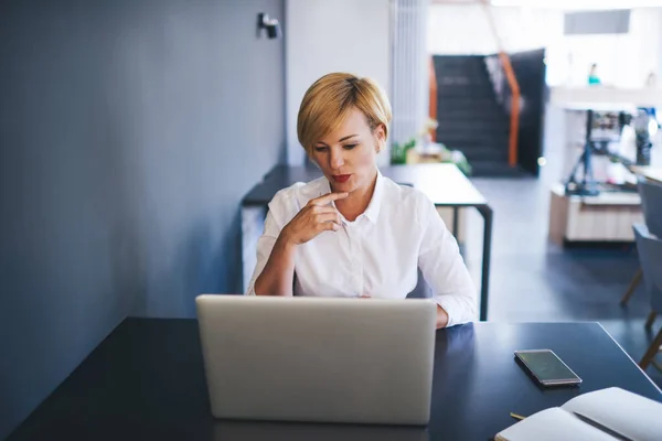 Serious Female Worker White Shirt Sitting Table Modern Office Browsing — Stock Fotó