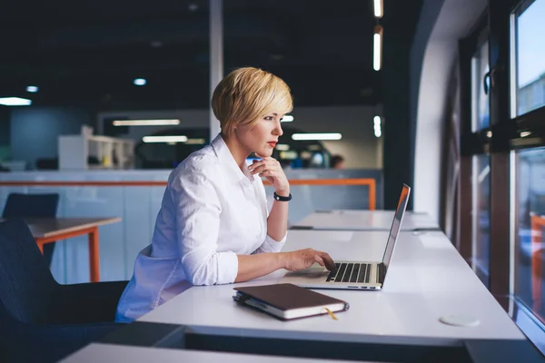 Side View Wistful Female Manager Short Hair Looking Away While — Zdjęcie stockowe