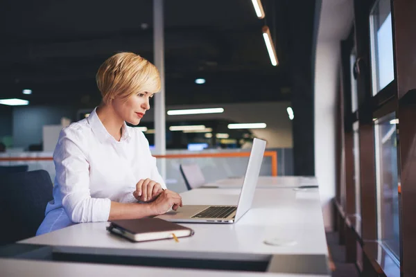 Side View Pensive Female Employee Sitting Table Opened Laptop Notepad — Zdjęcie stockowe