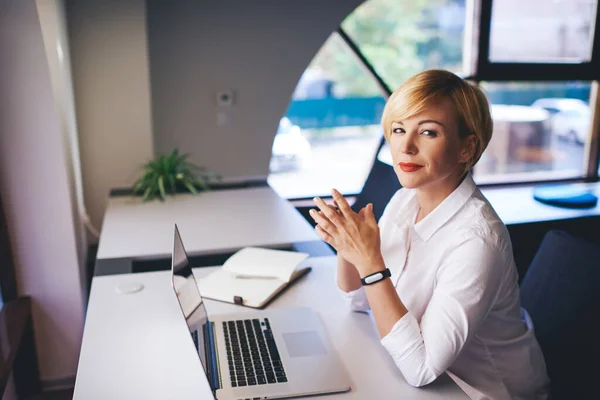 Glad Woman Manager Short Hair Folded Hands Looking Camera Sitting — 스톡 사진