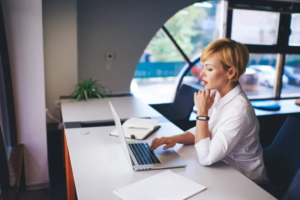 Side View Focused Female Secretary White Shirt Touching Chin While — Stock Photo, Image