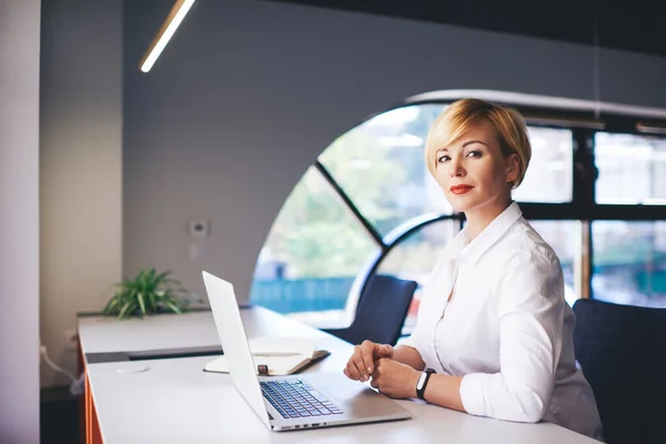 Glad Woman Secretary White Formal Shirt Looking Camera Sitting Table — 스톡 사진