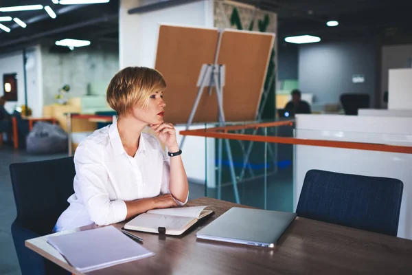 Wistful Female Manager Looking Away While Sitting Table Laptop Opened — Zdjęcie stockowe