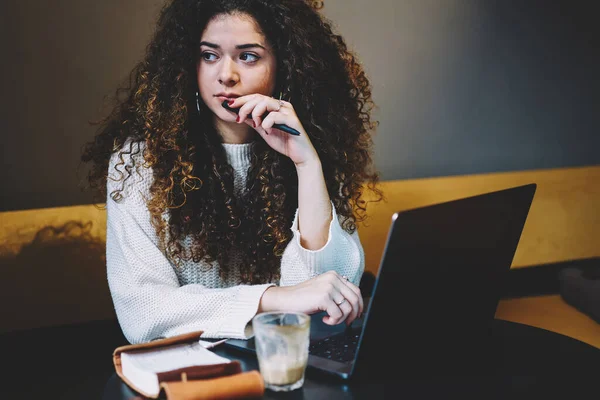 Modern laptop teknolojisi olan düşünceli kadın bilişim uzmanı birlikte çalışma alanında ağ programlama hakkında düşünen, netbook bilgisayarı olan genç serbest çalışan kahve dükkanında derin derin düşünen biri.