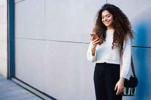 Happy Millennial Blogger Connecting Wireless Networking Social Media Pages Travel — Zdjęcie stockowe