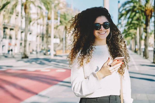 Half Length Portrait Cheerful Female Blogger Trendy Sunglasses Using Smartphone — Stock fotografie